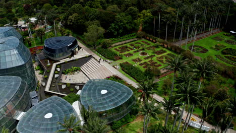 Aerial-drone-shot-of-the-botanical-garden-in-Bogotà,-Colombia
