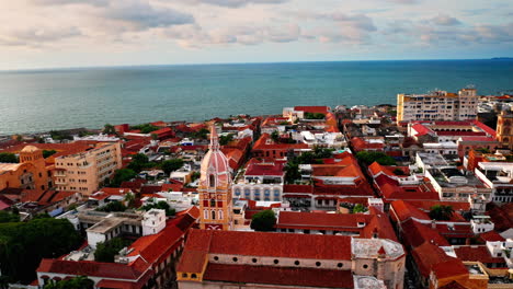 Filmische-Luftdrohnenaufnahme-über-Der-Historischen-Altstadt-Von-Cartagena-De-Indias-In-Kolumbien