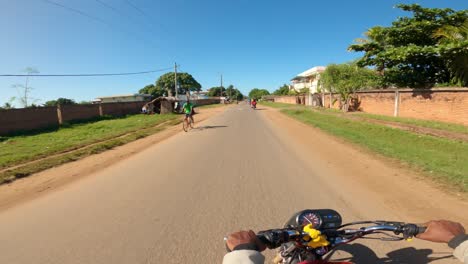 POV:-Die-Hände-Eines-Schwarzen-Madagassischen-Fahrers-Fahren-Motorrad-Auf-Einer-Asphaltstraße-In-Der-Stadt-Atalaha