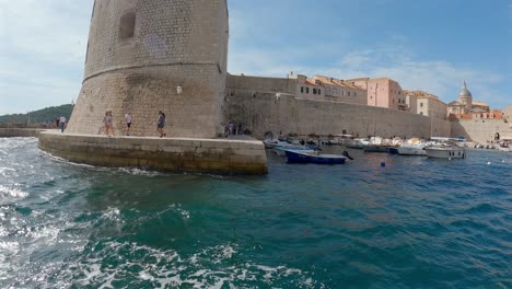 Gente-Caminando-Por-La-Antigua-Fortaleza-De-Dubrovnik,-Croacia