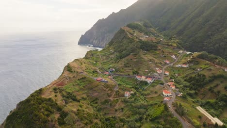 Kleines-Dorf-In-Der-Nähe-Der-Klippe-Und-Des-Gipfels-Auf-Der-Grünen-Landschaft-Der-Insel-Madeira