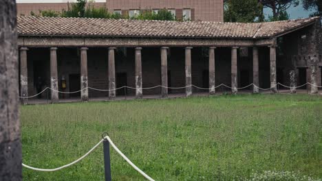 Sereno-Patio-En-El-Cuartel-De-Los-Gladiadores,-Pompeya.