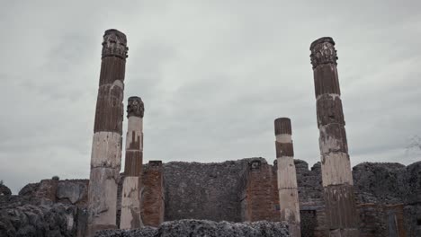 Columnas-En-Pie-En-Ruinas-De-Pompeya,-Italia