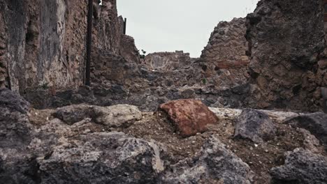 Crumbling-walls-of-Pompeii-under-grey-skies,-Italy