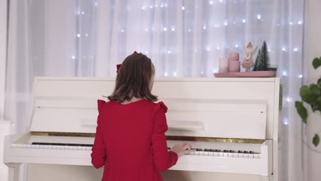 Talentiertes-Junges-Mädchen-Im-Roten-Kleid-Spielt-Weißes-Klavier