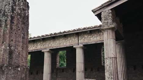 Columnas-Corintias-En-El-Cuartel-De-Gladiadores-De-Pompeya,-Italia.