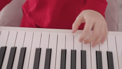 Talentiertes-Kleines-Mädchen-In-Roter-Kleidung-Spielt-Klavier