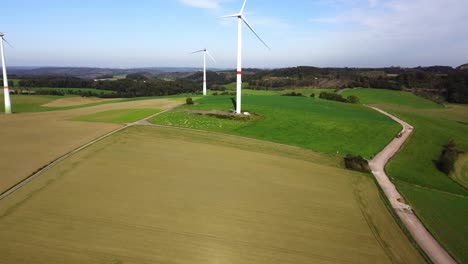 Filmische-Luftaufnahme-Großer-Windkraftanlagen,-Die-Saubere,-Nachhaltige-Energie-Erzeugen,-Saubere-Energiezukunft