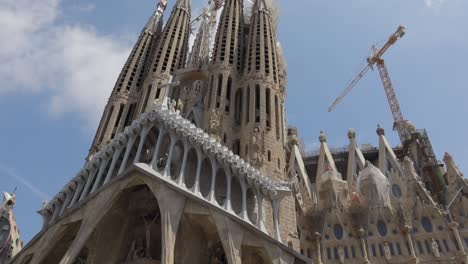 Shot-Of-Sagrada-De-Familia-Cathedral,-Barcelona,-Spain