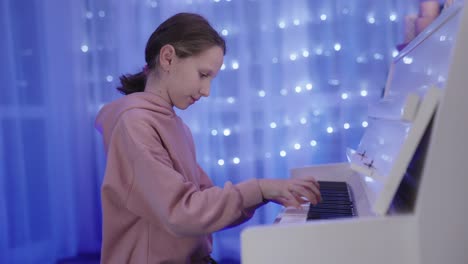 Talentiertes-Hübsches-Kleines-Mädchen-Spielt-Weißes-Klavier-Mit-Temperament