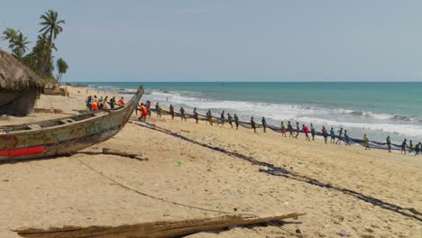 Pueblo-Africano-Sacando-Las-Redes-De-Pesca-Del-Mar-En-La-Costa-De-Ghana.