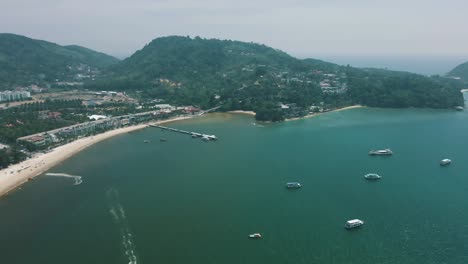 Hermosas-Imágenes-De-Drones-De-La-Playa-De-Patong-Y-La-Ciudad-De-Patong-En-Phuket,-Tailandia
