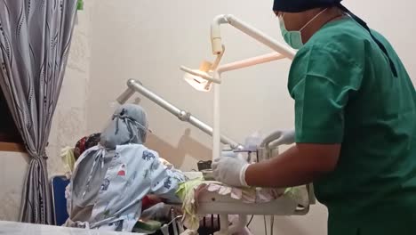 Dentista-Extrayendo-Un-Diente-De-Niño,-Indonesia