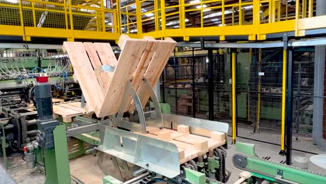 Real-time-tumbler-machine-rotating-wood-timber-for-industrial-Europallets-automated-manufacturing