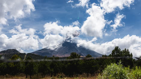 Humo-Volcánico-Y-Nubes-Ondeando-En-La-Atmósfera-Alrededor-Del-Popocatépetl-En-El-Centro-De-México.