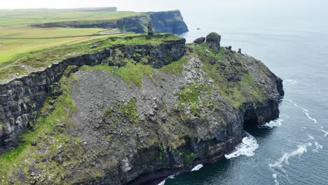 Drohne-Statische-Klippen-Von-Moher-Wild-Atlantic-Way-An-Einem-Wintertag-Meeresklippen-Höhlen-Und-Tosende-Wellen-Wildes-Irland