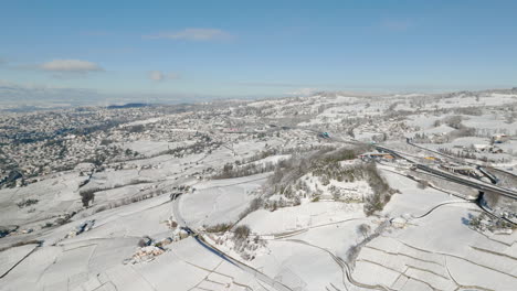 Luftaufnahme-Des-Weinbergs-Lavaux-Mit-Lutry-Und-Lausanne-Im-Hintergrund-Im-Winter-In-Der-Schweiz