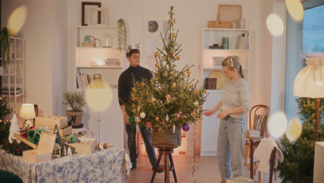 Mann-Und-Frau-Schmücken-Den-Weihnachtsbaum