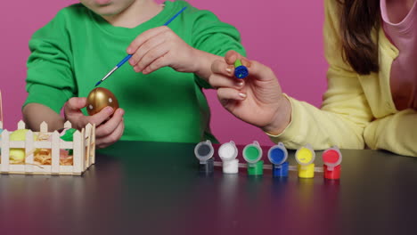 Verspielte-Kinder-Bemalen-Eier-Mit-Wasserfarben-Und-Pinseln