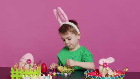 Fröhliches-Kleines-Kind,-Das-In-Vorbereitung-Auf-Ostern-Eier-Und-Küken-In-Einem-Korb-Arrangiert