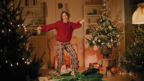 La-Mujer-Disfruta-Bailando-En-Casa-Durante-La-Navidad.