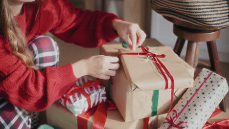 Frau-Arrangiert-Verpackte-Weihnachtsgeschenke-Zu-Hause