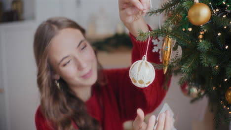 Glückliche-Schöne-Frau,-Die-Zu-Hause-Christbaumkugel-Am-Weihnachtsbaum-Hängt