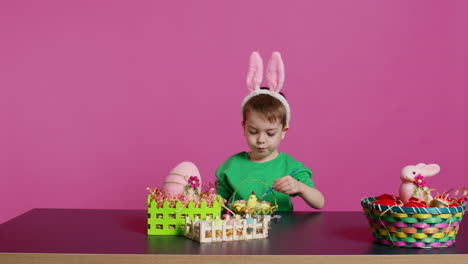 Niño-Pequeño-Feliz-Arreglando-Huevos-Y-Polluelos-En-Una-Canasta-En-Preparación-Para-La-Pascua