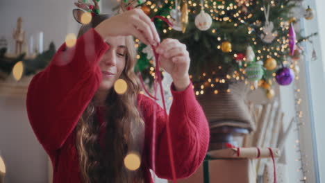 Schöne-Frau,-Die-Zu-Weihnachten-Zu-Hause-Geschenke-Mit-Rotem-Band-Verpackt