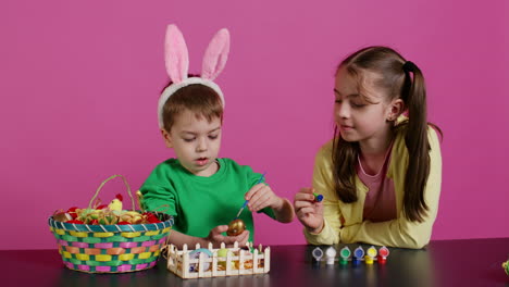 Verspielte-Kinder-Bemalen-Eier-Mit-Wasserfarben-Und-Pinseln