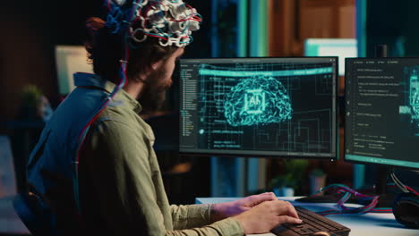IT-Administrator-Codierung-Und-Verwendung-Des-EEG-Headsets-Zum-Hochladen-Des-Gehirns-In-Den-Computer