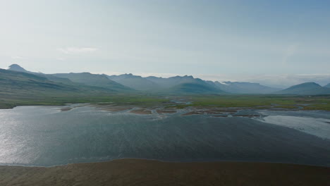 Island-Landschaft-Mit-Meerwasser,-Gletscher,-Bergen-Im-Hintergrund,-Luftaufnahme