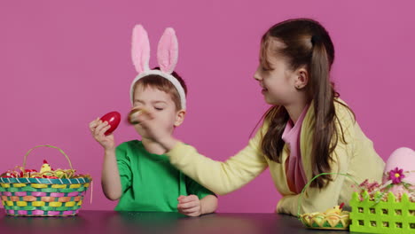 Niños-Dulces-Golpeando-Huevos-Juntos-Para-La-Tradición-De-Pascua-En-El-Estudio,