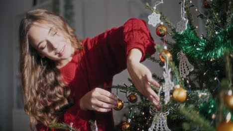 Glückliche-Schöne-Frau,-Die-Den-Weihnachtsbaum-Im-Hellen-Zuhause-Schmückt
