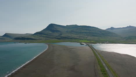 Fiordo-Islandés,-Con-Montañas-En-La-Distancia,-A-Lo-Largo-De-La-Carretera-De-Circunvalación,-Toma-Aérea