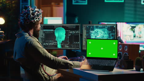 Un-Neurocientífico-Carga-Un-Cerebro-En-El-Ciberespacio-Usando-Una-Computadora-Portátil-Con-Pantalla-Verde