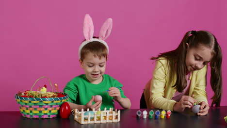 Jóvenes-Adorables-Niños-Coloreando-Huevos-De-Pascua-Con-Pintura-De-Acuarela
