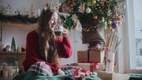 Glückliche-Frau,-Die-Zu-Weihnachten-Zu-Hause-Aromatischen-Frischen-Kaffee-Riecht