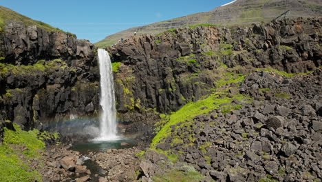 Isländischer-Wasserfall-Mit-Eiskaltem-Wasser-An-Einem-Sonnigen-Tag,-Luftaufnahme