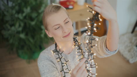 Frau-Mit-Beleuchteten-Lichtern-Für-Weihnachtsdekoration