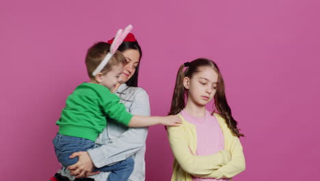 Kleine-Kinder-Kämpfen-Vor-Rosa-Hintergrund