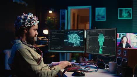 Hombre-Usando-Un-Dispositivo-Neurocientífico-Para-Transferir-Conciencia,-Escribiendo-Código