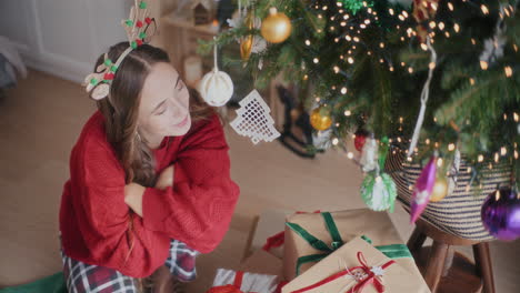 Glückliche-Schöne-Frau,-Die-Weihnachtsbaum-Und-Geschenke-Betrachtet