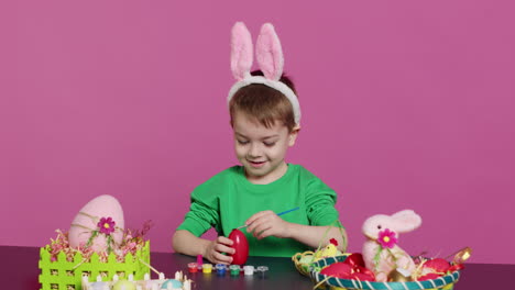 Un-Niño-En-Edad-Preescolar-Alegre-Y-Sonriente-Pintando-Huevos-Y-Adornos-Para-La-Festividad-De-Pascua