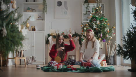 Schöne-Schwestern,-Die-Zu-Hause-Bänder-An-Verpackte-Weihnachtsgeschenke-Binden
