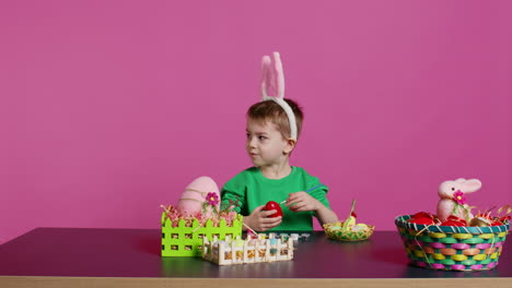 Un-Niño-En-Edad-Preescolar-Alegre-Y-Sonriente-Pintando-Huevos-Y-Adornos-Para-La-Festividad-De-Pascua