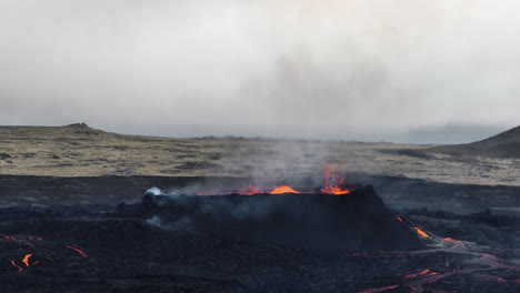 Volcán-En-Erupción,-Magma-Candente-Hirviendo-En-El-Cráter,-Vista-Lateral-Aérea