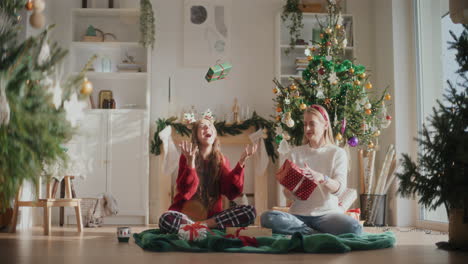 Verspielte-Schwestern-Werfen-Zu-Hause-Weihnachtsgeschenkschachteln-Weg
