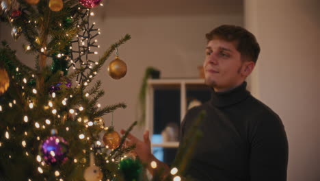 Mann-Schmückt-Beleuchteten-Weihnachtsbaum