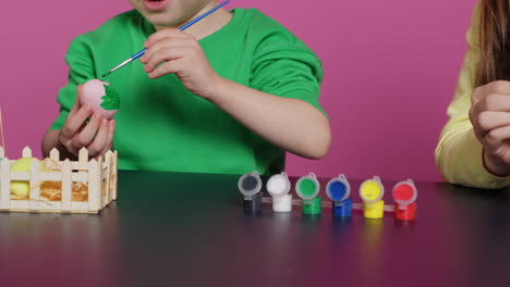 Niños-Pequeños-Felices-Usando-Acuarelas-Y-Sellos-Para-Pintar-Huevos.